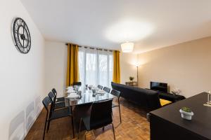 a dining room with a table and chairs at L'Horizon in Noisy-le-Grand