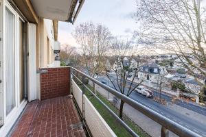 a balcony with a view of a street at L'Horizon in Noisy-le-Grand
