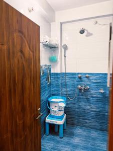 a bathroom with a toilet and a shower at Kavi's Vacation Homes - Peaceful stay in sainj valley in Sainj +28 photos