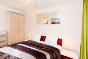 a bedroom with a bed and a mirror at Meeresblick Fewo Strandnest - in Baabe