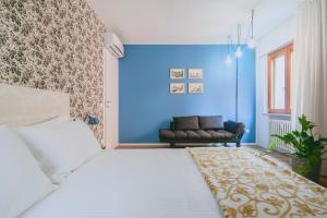 a bedroom with a white bed and a blue wall at Laguna Boutique Apartments in Mestre