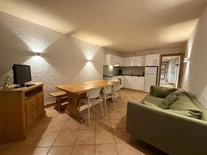 a living room with a couch and a table and a kitchen at Résidence Le Portillo in Val Thorens