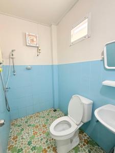 a bathroom with a toilet and a sink at Queue&Bright Resort in Ban Pa Tung (7) +30 photos