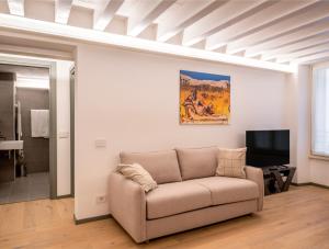 a living room with a couch and a tv at Residenza Wega - Luxury Apartments Verona in Verona