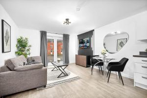a living room with a couch and a table and a mirror at Stylish Apartment - Twin Beds - Parking - Fast Wi-Fi 9CC in Birmingham