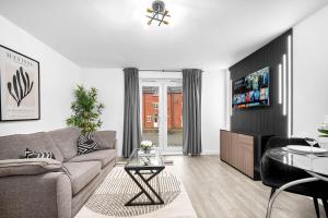 a living room with a couch and a table at Stylish Apartment - Twin Beds - Parking - Fast Wi-Fi 9CC in Birmingham