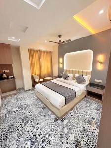 a bedroom with a large bed in a room at Hotel Canada in Jāmb