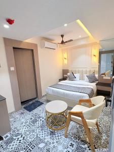 a hotel room with two beds and a table and chairs at Hotel Canada in Jāmb