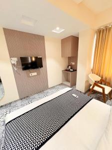 a hotel room with a bed and a tv at Hotel Canada in Jāmb