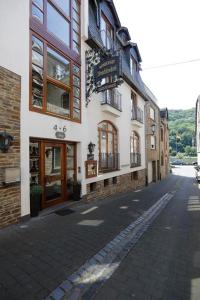a cobblestone street in front of a building at Winzerhof Brachtendorf in Alken