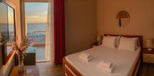 ein Schlafzimmer mit einem Bett und Meerblick in der Unterkunft Kleanthi`s Hotel in Himarë + 11 Fotos