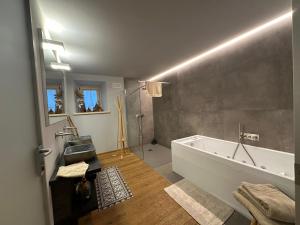 ein Badezimmer mit großer Badewanne und Dusche in der Unterkunft Nellali in Gressan + 83 Fotos