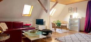a living room with a couch and a table at Ferienwohnung am Salzsee in Bad Windsheim