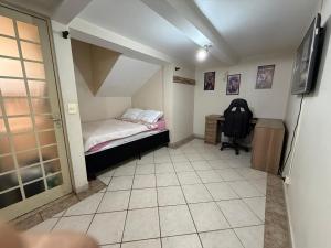 a small room with a bed and a desk at Quarto em ótima localização in Botucatu
