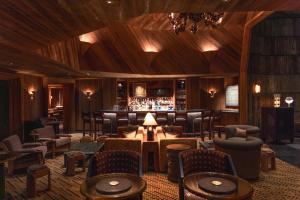 Salon ili bar u objektu Apogée Courchevel, Oetker Hotels