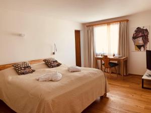 a bedroom with a bed with two towels on it at Ferienwohnungen Albana in Silvaplana