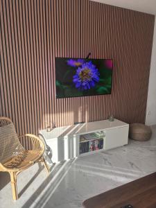 a living room with a tv on a wall at Perfect Location 2 Bed Apart Medina Del Zoco in Sitio de Calahonda