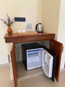 a microwave under a table with a microwave oven underneath it at Piña Boutique Hotel - Beachfront in Habaraduwa Central