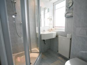 A bathroom at Seehotel Hoffmann