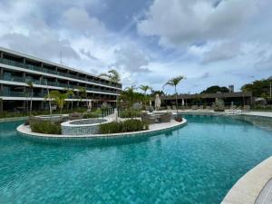 a large swimming pool in front of a building at Flats Beach Class Verano - Muro Alto, Porto de Galinhas in Ipojuca