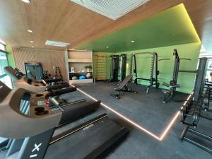 a gym with several treadmills and machines in it at Flats Beach Class Verano - Muro Alto, Porto de Galinhas in Ipojuca