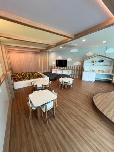 a room with tables and chairs and a bed at Flats Beach Class Verano - Muro Alto, Porto de Galinhas in Ipojuca +7 photos