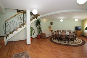 ein Wohnzimmer mit Tisch und Stühlen und einer Treppe in der Unterkunft Complex SummerTime in Cavnic