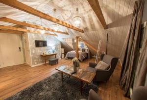 a living room with a couch and a table at Toranda Merilinna in Tornio