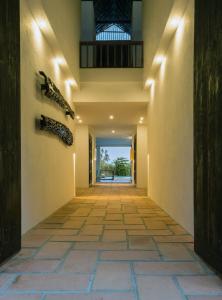 a hallway of a house with a tile floor at Villa Playa Tayrona, Los Naranjos in Los Naranjos