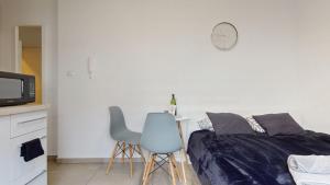 a bedroom with a bed and a table and chairs at Studio Fibra Choco in Rybnik
