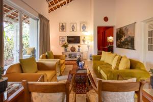 a living room with couches and a table at Heuvel Villa Kandy in Kandy