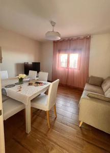 a living room with a table and a couch at Apartamento La Hera in Belvis de Monroy