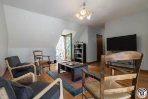 a living room with a couch and a tv at Calme et montagne in Cazaux-Layrisse