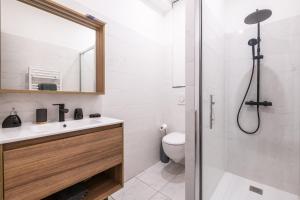 a bathroom with a shower and a sink and a toilet at Charmant cocon avec jacuzzi - Bordeaux Centre in Bordeaux