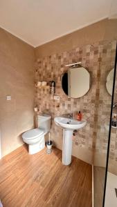 a bathroom with a toilet and a sink at Apartamento La Hera in Belvis de Monroy