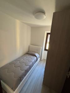 a small bedroom with a bed in a room at J&D Comfort Apartment in Cresciano