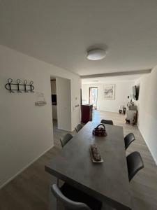 a living room with a dining room table and chairs at J&D Comfort Apartment in Cresciano