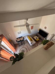 an overhead view of a living room with a ceiling at Caseta Cosi in Vic-la-Gardiole