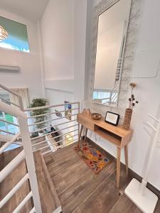 a room with a desk and a staircase with a window at Dúplex Empul Brisa Marina in Los Caños de Meca