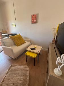 a living room with a couch and a coffee table at Caseta Cosi in Vic-la-Gardiole