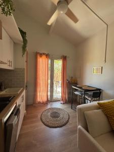 a living room with a couch and a ceiling fan at Caseta Cosi in Vic-la-Gardiole