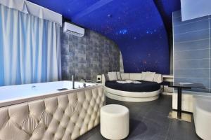 a bathroom with a large tub and a bed in it at Hotel La Fayette Giugliano Licola in Giugliano in Campania