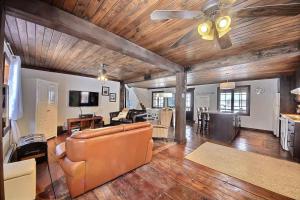 a living room with a couch and a table at Spa & Kenogami Lake - Chalet le Rustik in Saguenay