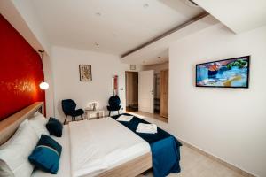 a bedroom with a large bed in a room at Vila Diamond in Saturn