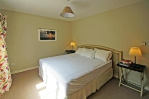 a bedroom with a large white bed with two lamps at 3 Bed in Baltimore oc-i466 in Baltimore