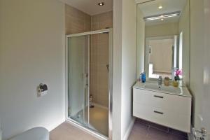 a bathroom with a shower and a sink at 3 Bed in Baltimore oc-i466 in Baltimore +13 photos