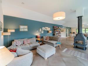 a living room with two couches and a fireplace at 3 Bed in Pontoon oc-i525 in Pontoon