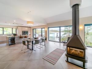 a living room with a fireplace and a table and chairs at 3 Bed in Pontoon oc-i525 in Pontoon