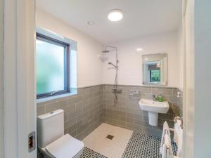 a bathroom with a toilet and a sink at 3 Bed in Pontoon oc-i525 in Pontoon +28 photos