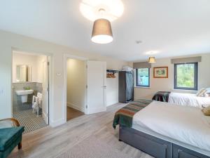 a bedroom with a large bed and a bathroom at 3 Bed in Pontoon oc-i525 in Pontoon